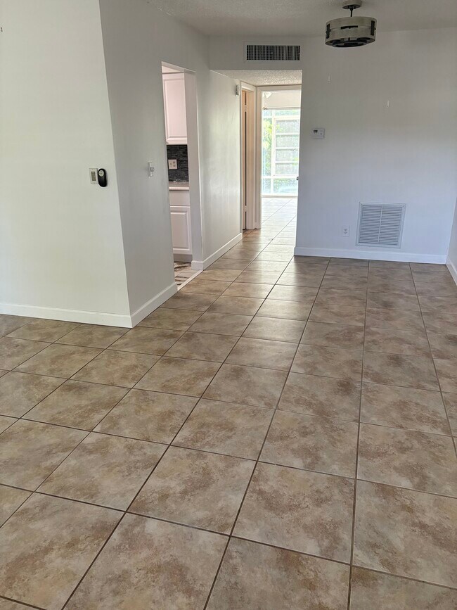 7931 2nd St N, Unit Unit C in St. Petersburg, FL - Foto de edificio - Building Photo