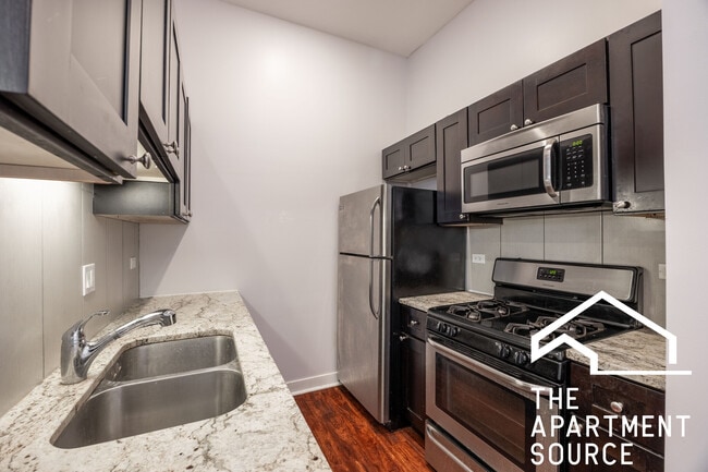 2945 W Rosemont Ave, Unit 1 in Chicago, IL - Building Photo - Building Photo