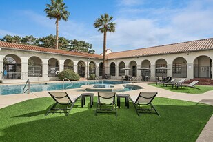 Campus Crossings at University Heights in Tucson, AZ - Building Photo