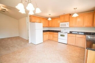 2533 Corona Ave in Medford, OR - Building Photo - Building Photo