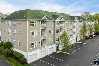 River Haven Condominiums in Woonsocket, RI - Foto de edificio - Building Photo