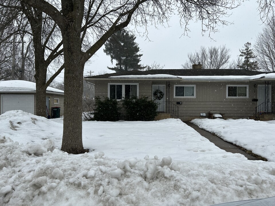 720 W Maple St, Unit 720 in River Falls, WI - Building Photo