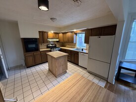497 W Main St, Unit 1 in Meriden, CT - Building Photo