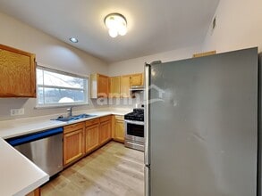 230 School Dr in Round Lake, IL - Foto de edificio - Building Photo