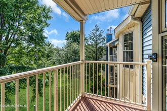 260 Crosspointe Dr in East Brunswick, NJ - Building Photo - Building Photo