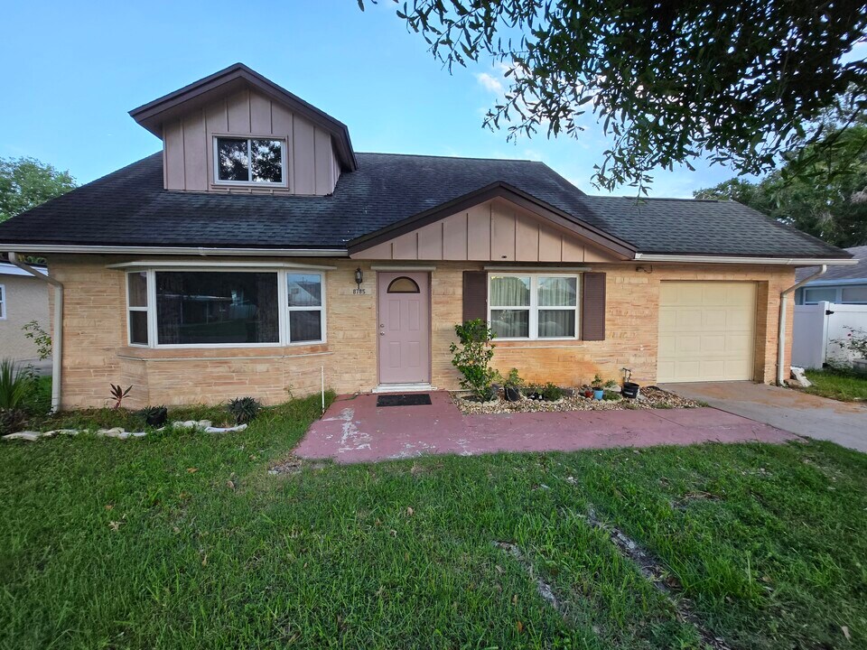 8785 92nd St in Seminole, FL - Building Photo