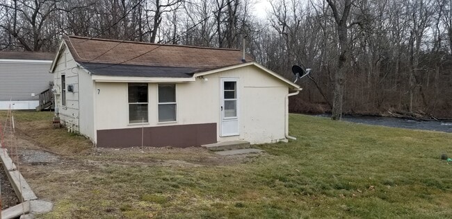 property at 7 Shoemakers Ln