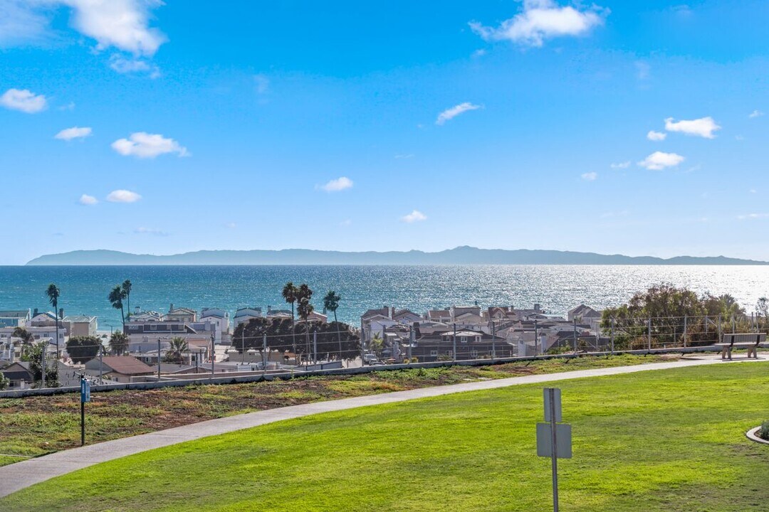 200 Paris Ln in Newport Beach, CA - Building Photo
