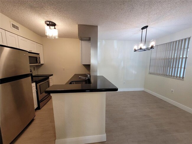 2861 N Oakland Forest Dr, Unit 101 in Oakland Park, FL - Building Photo - Building Photo