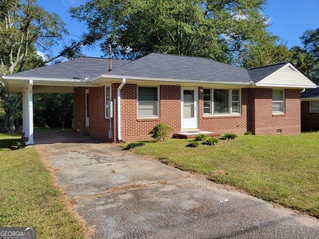 221 James St in Winder, GA - Foto de edificio - Building Photo