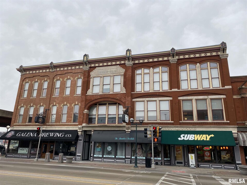 1534 River Dr-Unit -204 in Moline, IL - Foto de edificio