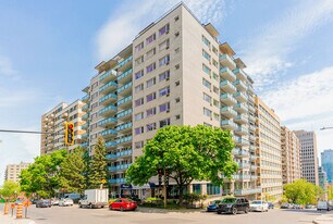 Le Châteauneuf in Montréal, QC - Building Photo