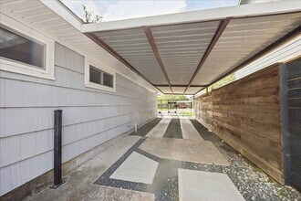 1136 Oak Tree Dr in Houston, TX - Building Photo - Building Photo