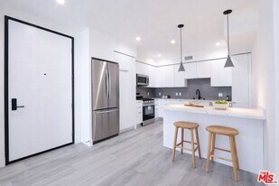 11800 Courtleigh Dr in Los Angeles, CA - Building Photo