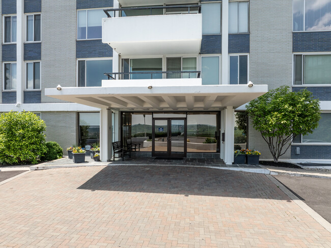 River Terrace in Cincinnati, OH - Foto de edificio - Building Photo