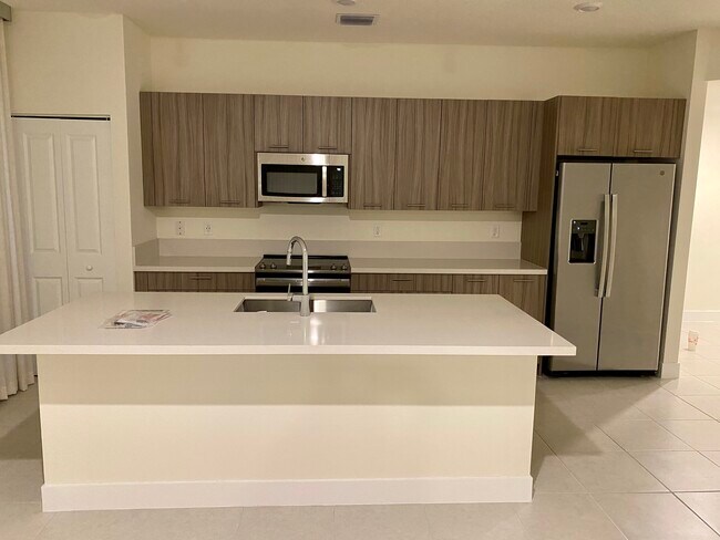 8201 NW 41st St in Doral, FL - Building Photo - Building Photo
