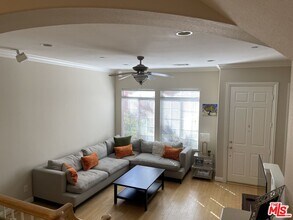 717 E Olive Ave in Burbank, CA - Building Photo - Building Photo