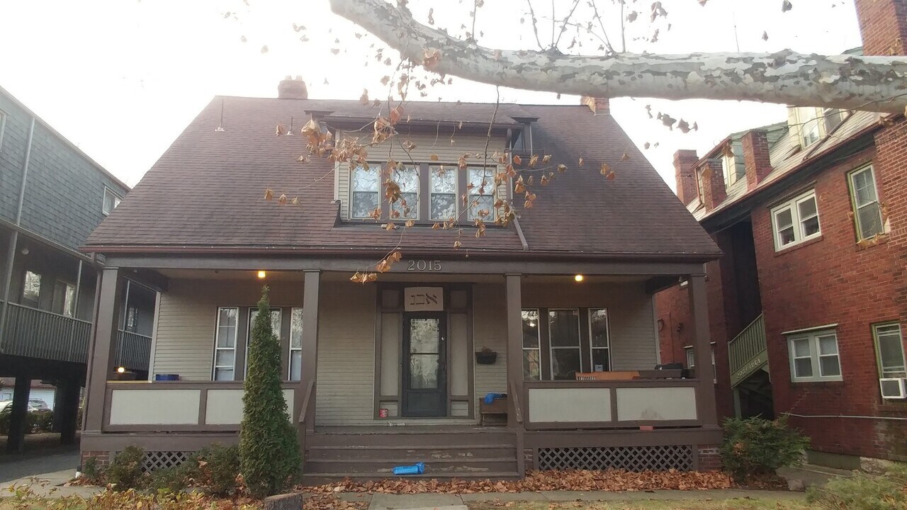 2015 Summit St in Columbus, OH - Building Photo