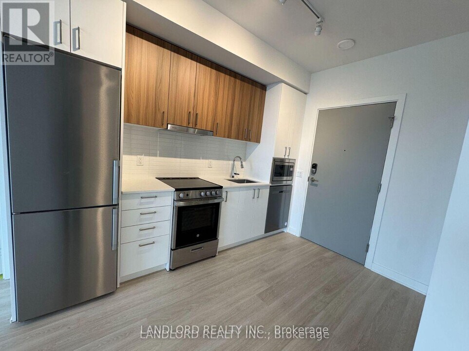 30 Upper Mall Wy in Vaughan, ON - Building Photo