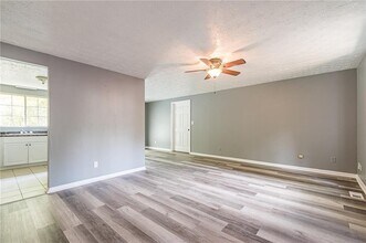806 Houndstooth Trail NW in Lilburn, GA - Building Photo - Building Photo