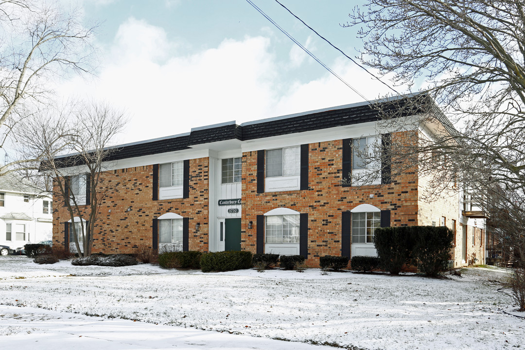 Canterbury Court in Sylvania, OH - Building Photo