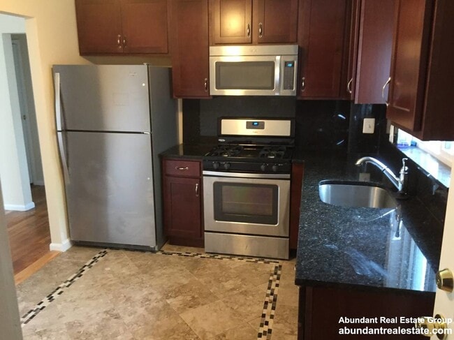 21 Oxford Cir, Unit 1 in Belmont, MA - Building Photo - Building Photo