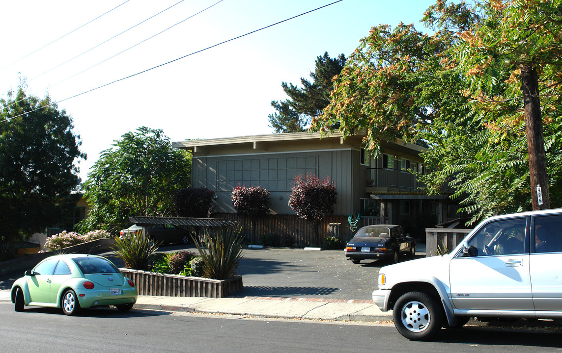 106-116 E K St in Benicia, CA - Building Photo