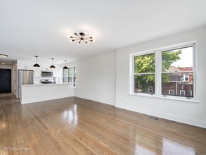 3557 N Bell Ave, Unit 2F in Chicago, IL - Foto de edificio - Building Photo