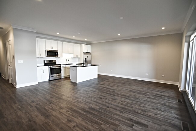 927 W Irving Park Rd in Chicago, IL - Building Photo - Building Photo