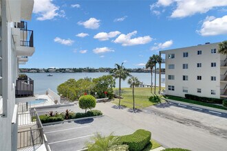 301 Croton Ave in Lantana, FL - Foto de edificio - Building Photo