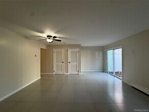 8 Whitman Ct in Middletown, NY - Building Photo - Building Photo