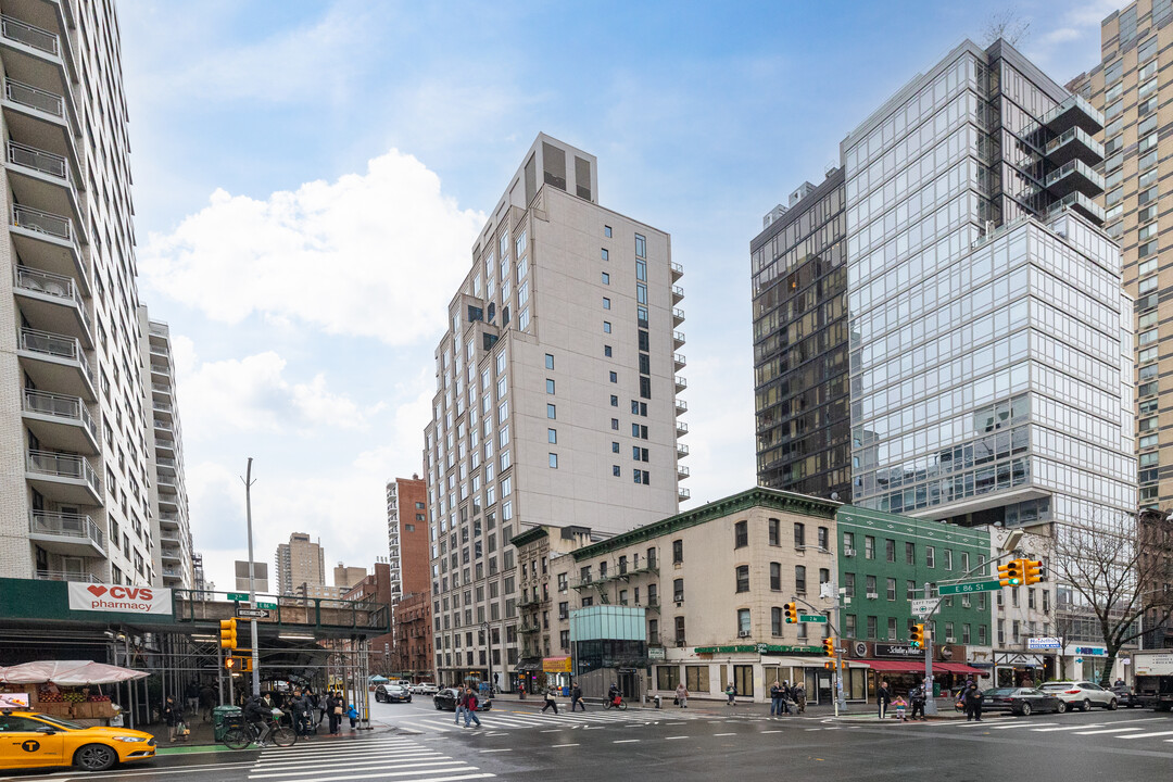 The Harper in New York, NY - Building Photo