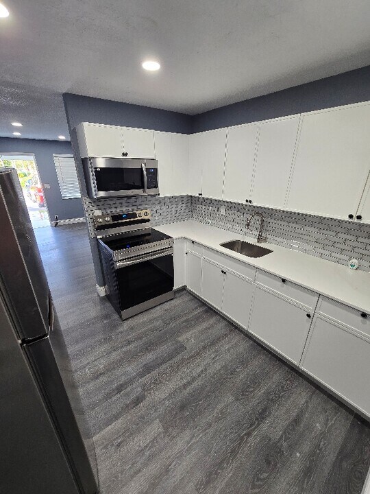 5802 NW 12th St in Sunrise, FL - Foto de edificio