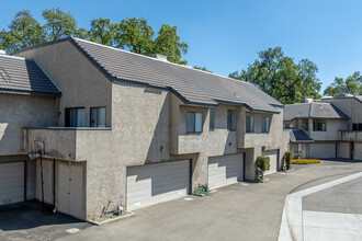 Oakbridge Condos in Hanford, CA - Foto de edificio - Building Photo