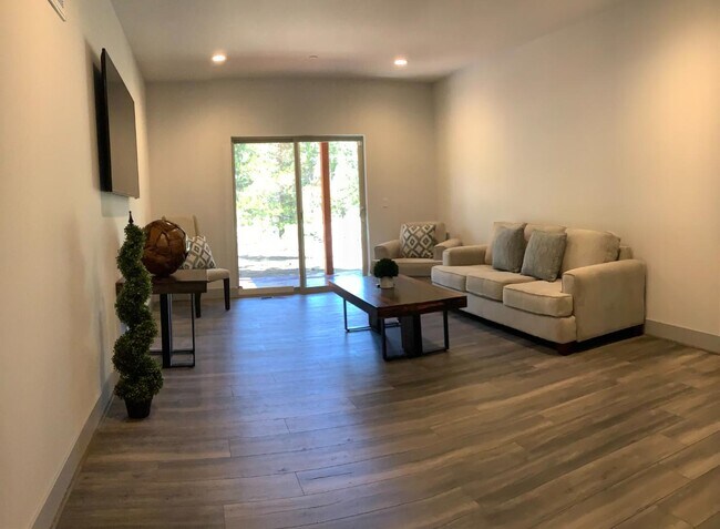 2810 St Nick Way in South Lake Tahoe, CA - Foto de edificio - Building Photo