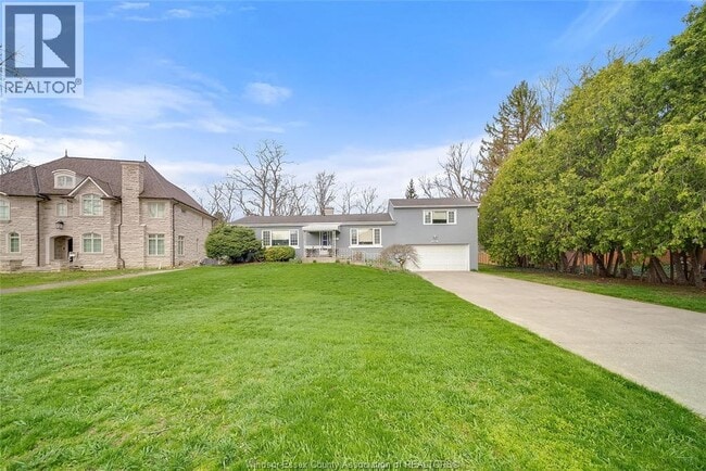 3985 Roseland Dr E in Windsor, ON - Building Photo - Building Photo