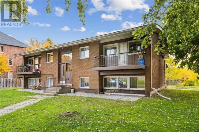 2350 Queensway Dr in Burlington, ON - Building Photo - Building Photo