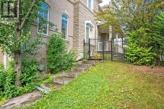 5410 Duchess Ct in Burlington, ON - Building Photo - Building Photo