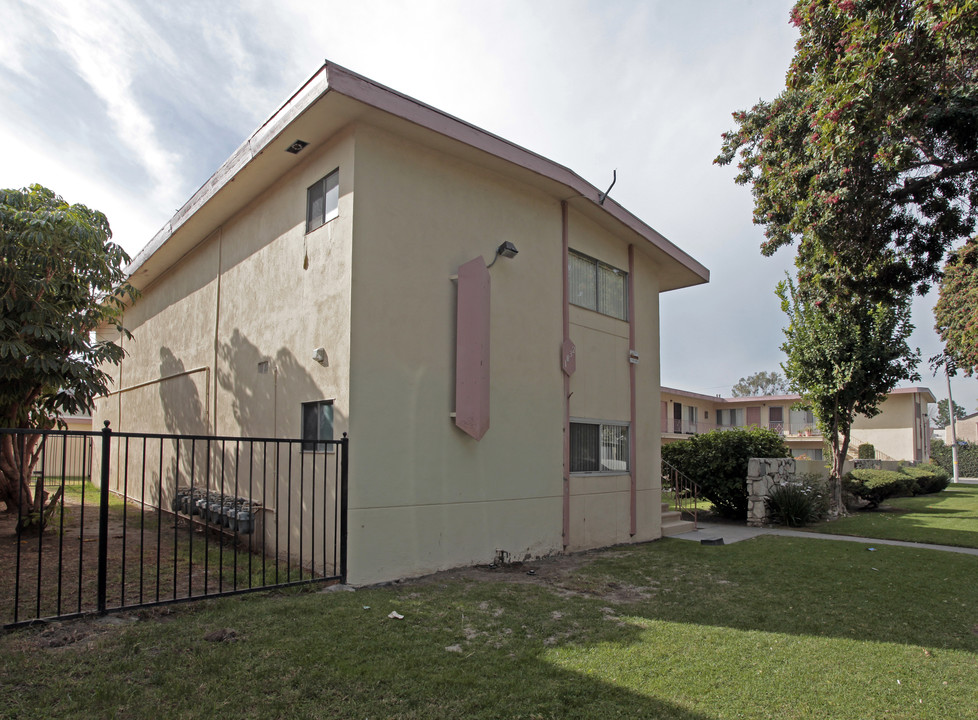 1832 W Crestwood Ln in Anaheim, CA - Building Photo