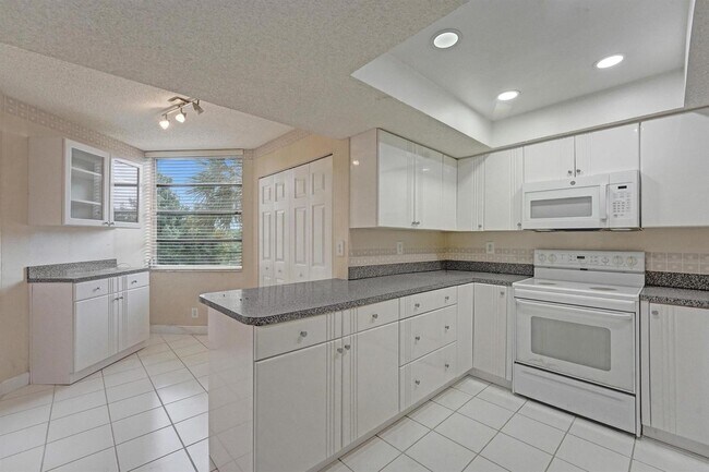 9531 Seagrape Dr, Unit 302 in Davie, FL - Building Photo - Building Photo