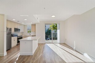 10170 SW 7th St in Pembroke Pines, FL - Building Photo