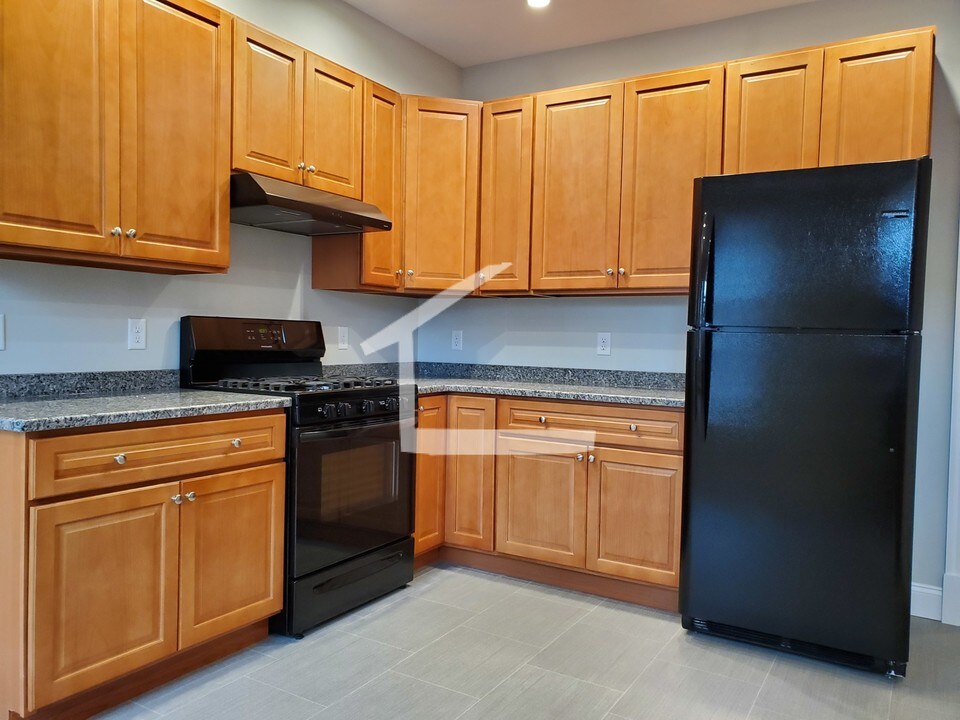 24 Adamson St, Unit 2 in Boston, MA - Foto de edificio