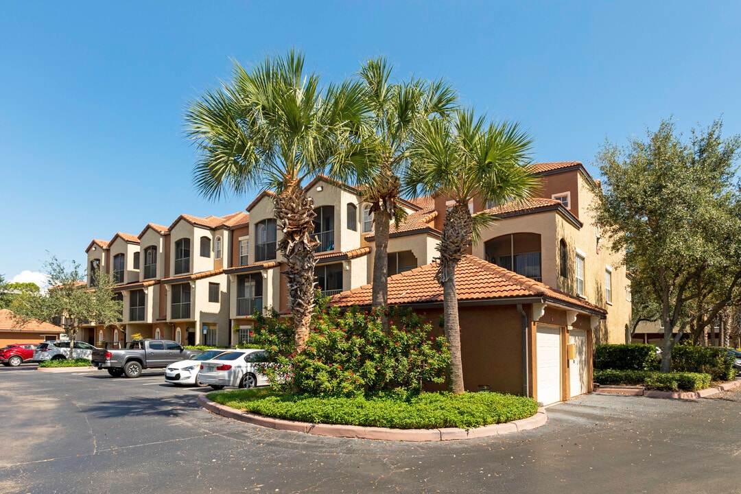 Magnolia Carillon in St. Petersburg, FL - Foto de edificio