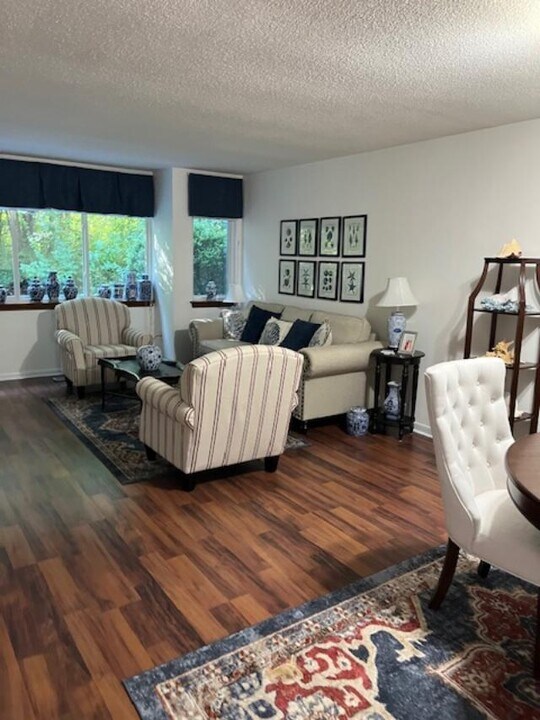 116 Hilltop Dr in Simsbury, CT - Building Photo
