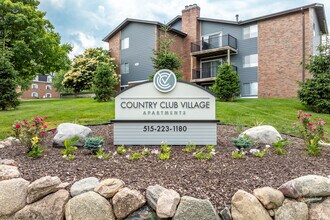 Country Club Village Apartments in West Des Moines, IA - Building Photo - Building Photo