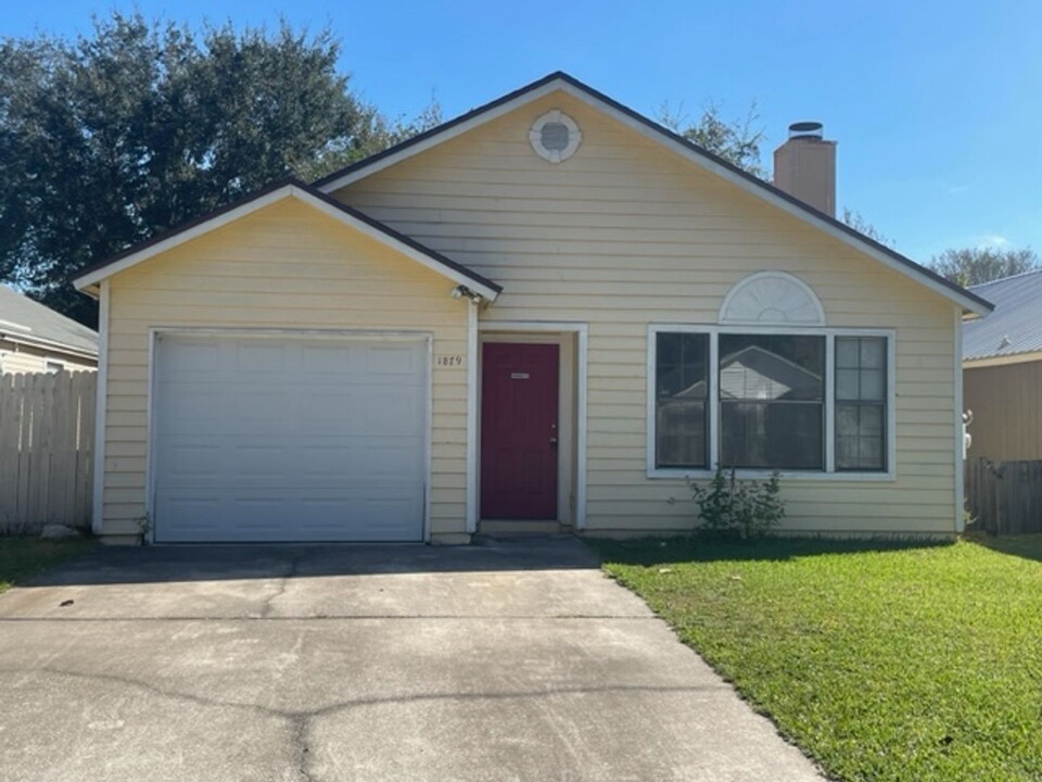 1879 Alberta Ct S in Middleburg, FL - Building Photo