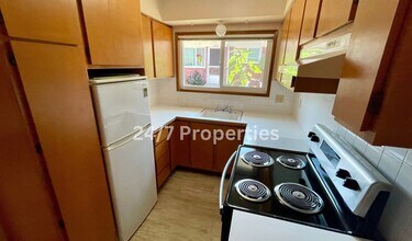 1433 SE Glenwood St in Portland, OR - Building Photo - Building Photo