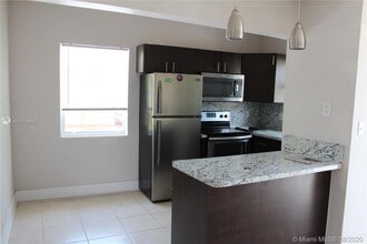 876 SW 2nd St-Unit -U in Miami, FL - Building Photo - Building Photo