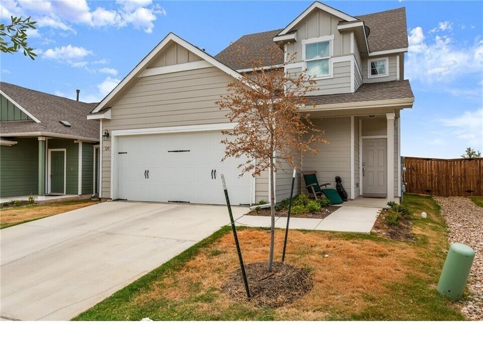 328 Majestic Cedar Ct in Liberty Hill, TX - Foto de edificio