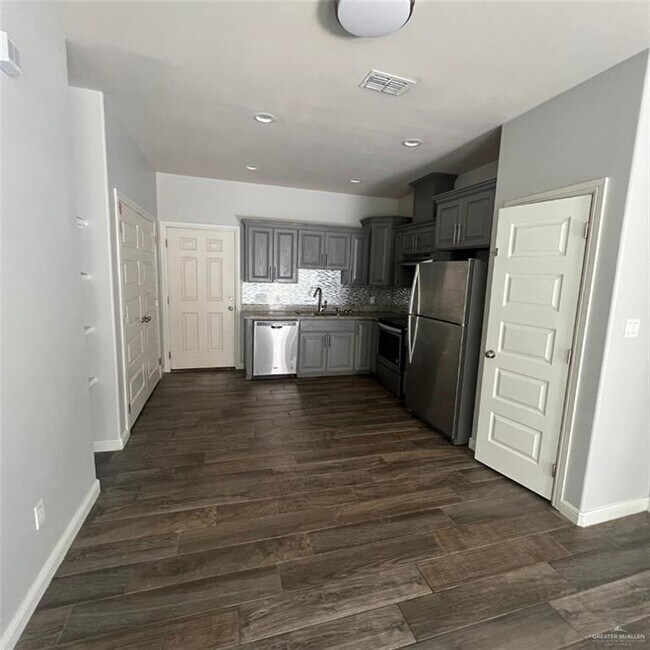 8 E Garfield Ave in Alton, TX - Building Photo - Building Photo